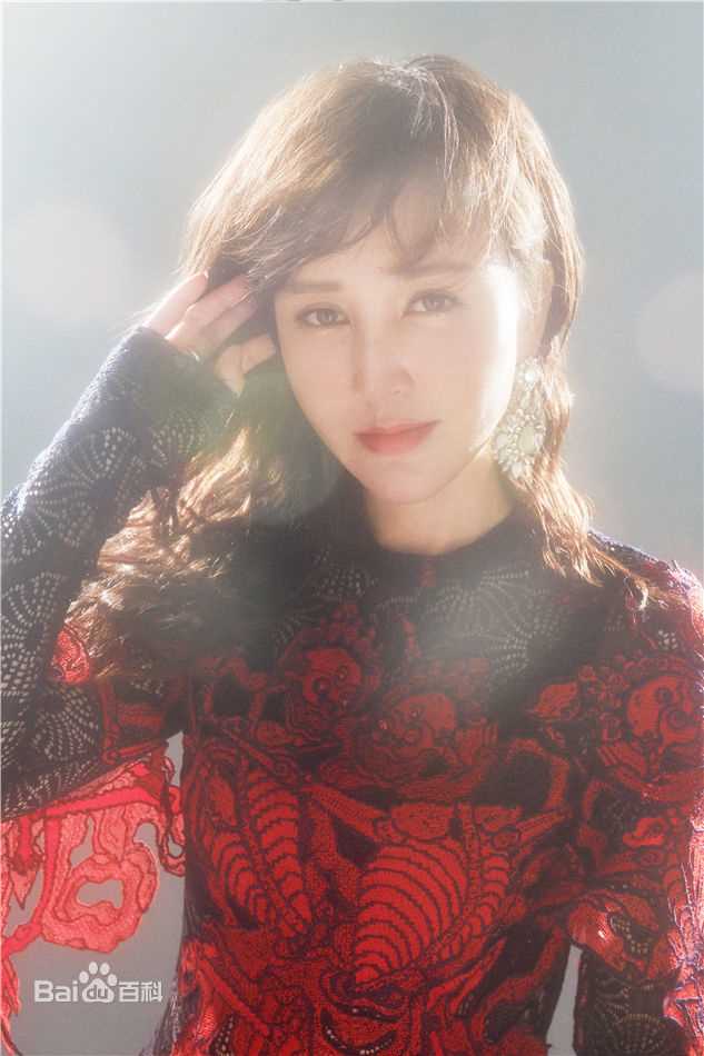 岳丽娜时尚大片 光影交错诠释高级质感