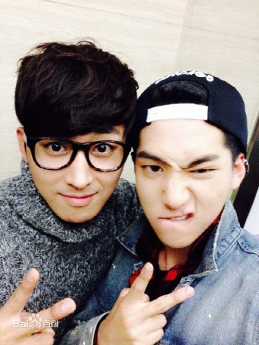 孙浩俊()（与好友合照）生活照相册