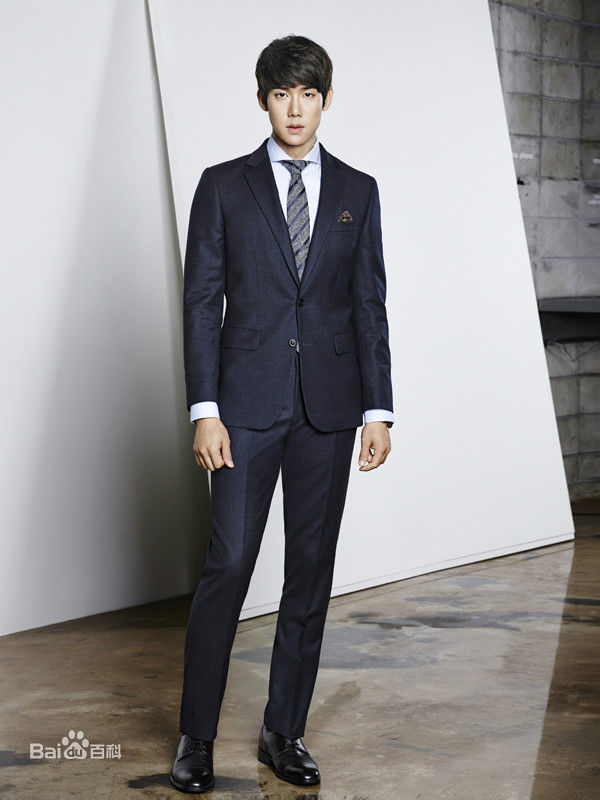 柳演锡(/Yoo Yeon-seok)最新杂志图壁纸