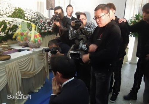 陈俊生(Jonathan Chen)拜祭女友性感图片图集