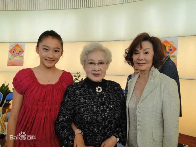 关晓彤(Guan Xiaotong)2010年金鸡百花颁奖晚会前后照片