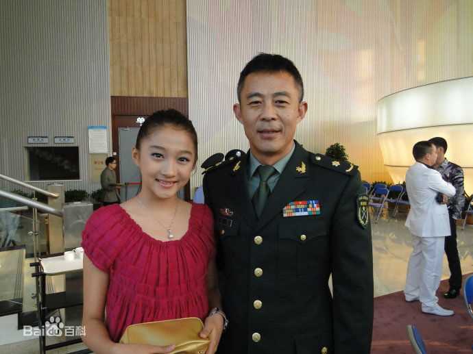 关晓彤(Guan Xiaotong)2010年金鸡百花颁奖晚会前后照片