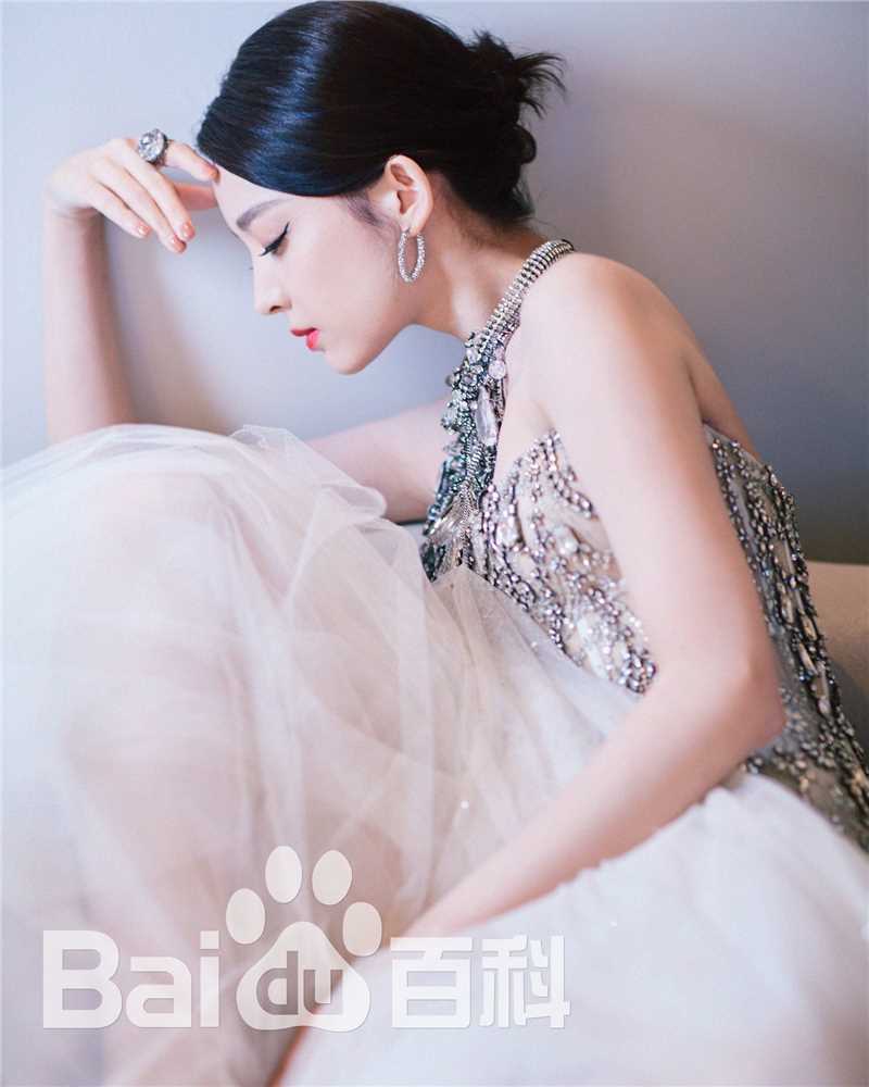 古力娜扎尔·拜合提亚尔(Gulinazhaer Baihetiyaer、Gulnazar)出席活动前后照片