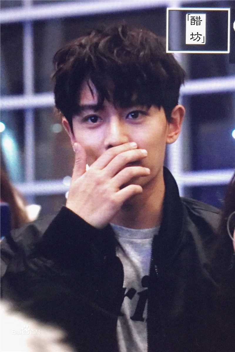 任嘉伦(Allen)路拍性感图片图集