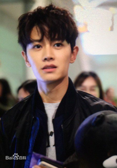 任嘉伦(Allen)路拍性感图片图集