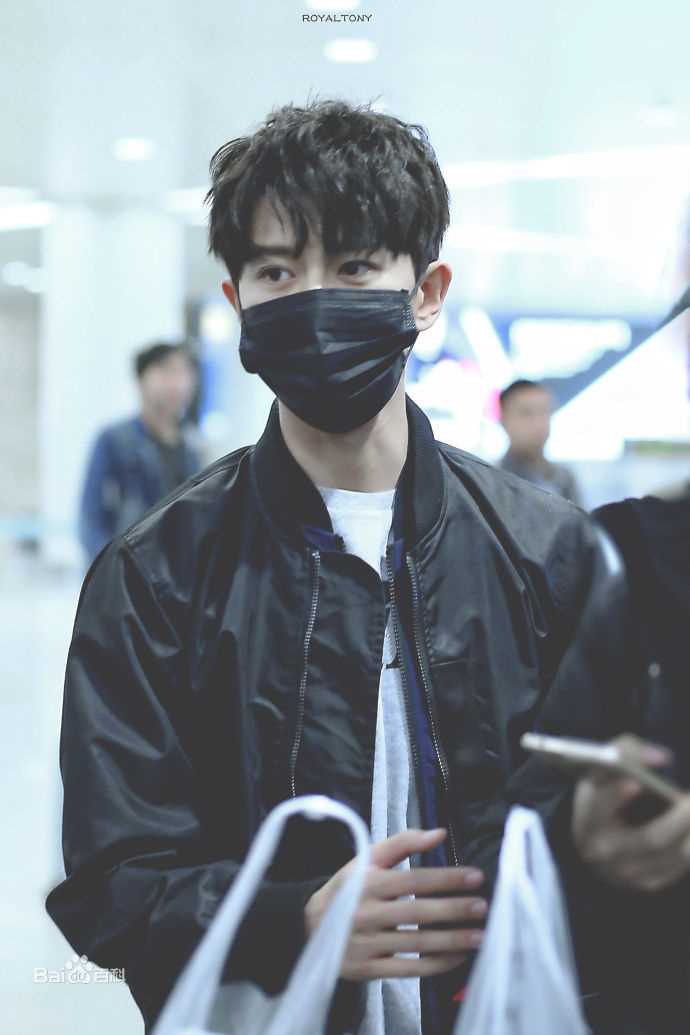 任嘉伦(Allen)路拍性感图片图集