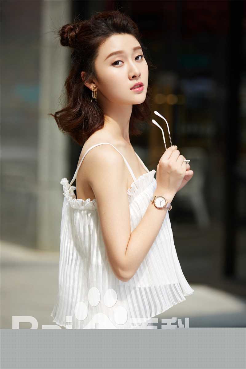 高清王子璇在《男士健康》街拍中的图集