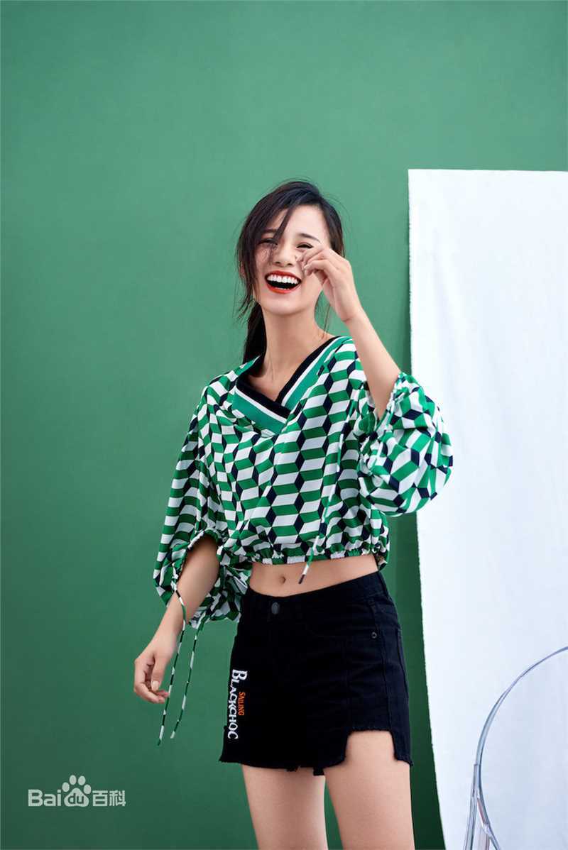 安悦溪(Yue Xi An)时尚街拍图前后照片