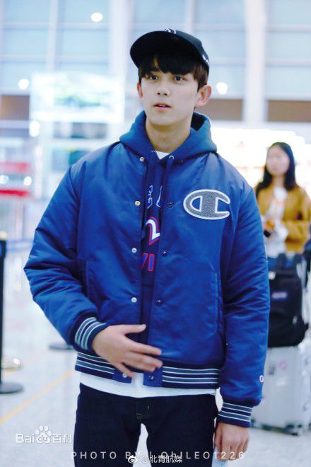 吴磊(Leo)机场照前后照片