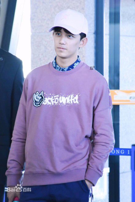 吴磊(Leo)机场照前后照片