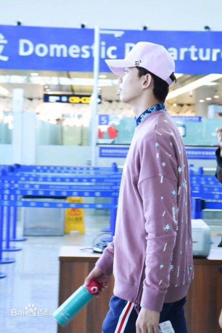 吴磊(Leo)机场照前后照片