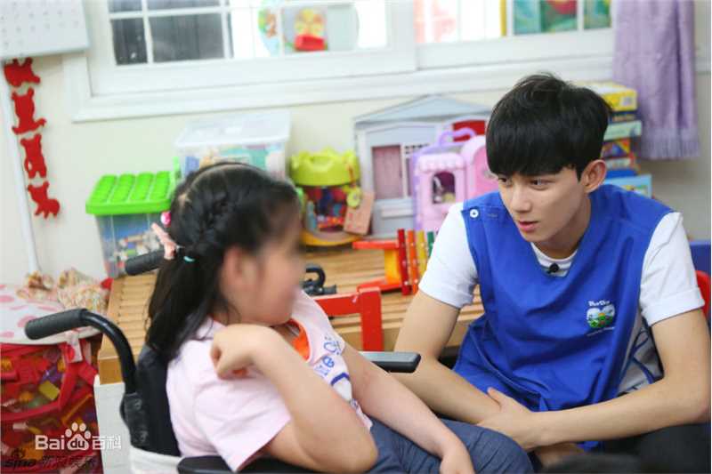 吴磊(Leo)直播关爱孤残儿童前后照片