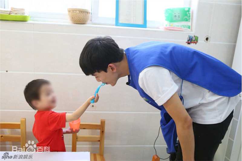 吴磊(Leo)直播关爱孤残儿童前后照片