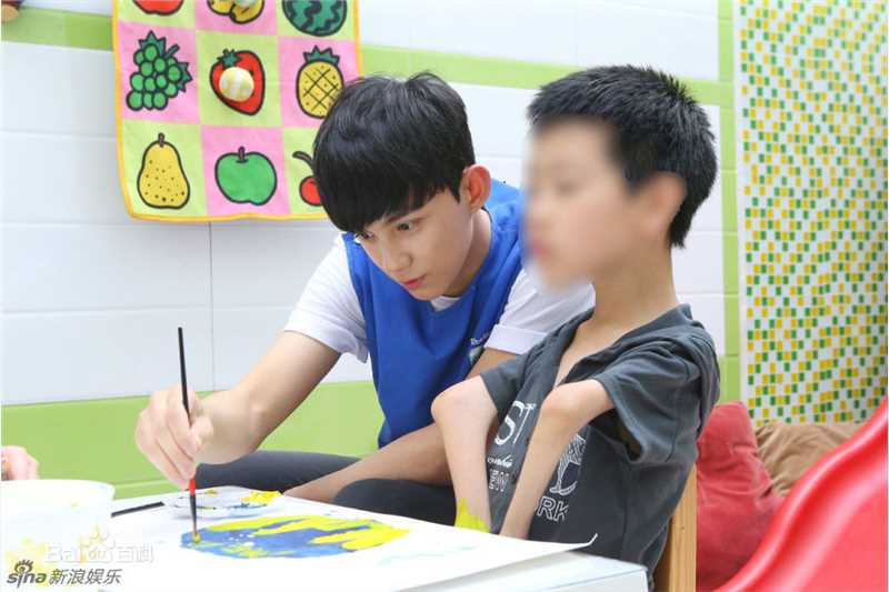 吴磊(Leo)直播关爱孤残儿童前后照片