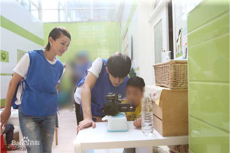 吴磊(Leo)直播关爱孤残儿童前后照片