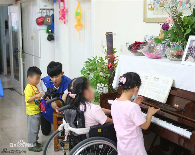 吴磊(Leo)直播关爱孤残儿童前后照片