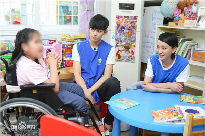 吴磊(Leo)直播关爱孤残儿童前后照片