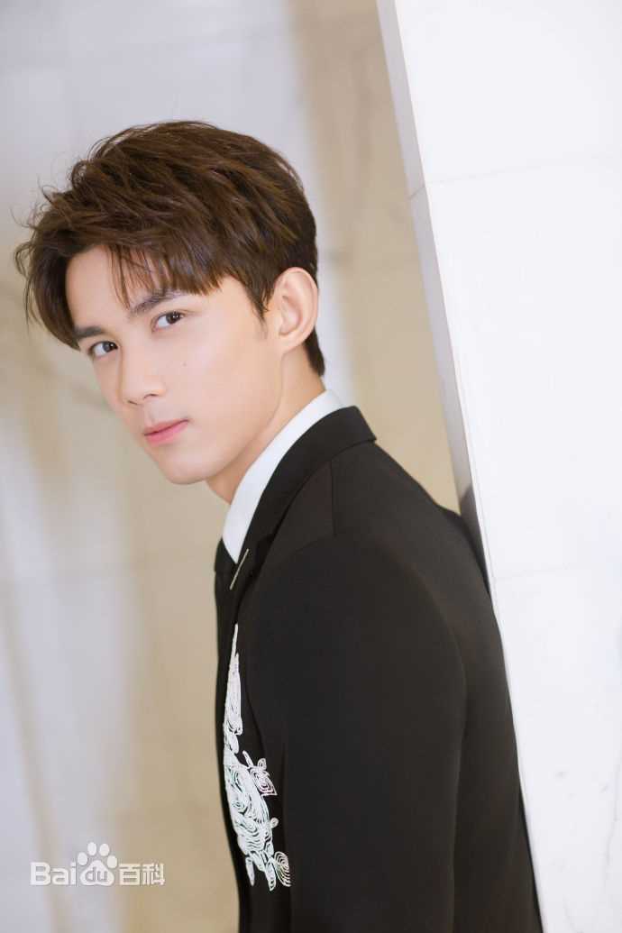 吴磊(Leo)腾讯视频星光大赏Doki年度大势艺人前后照片