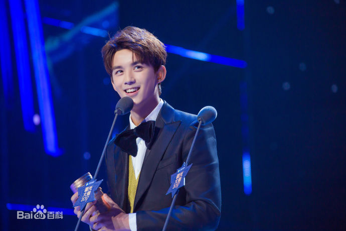 吴磊(Leo)腾讯视频星光大赏Doki年度大势艺人前后照片