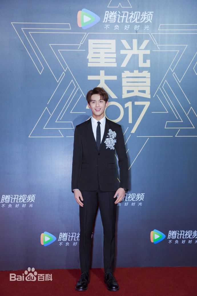 吴磊(Leo)腾讯视频星光大赏Doki年度大势艺人前后照片