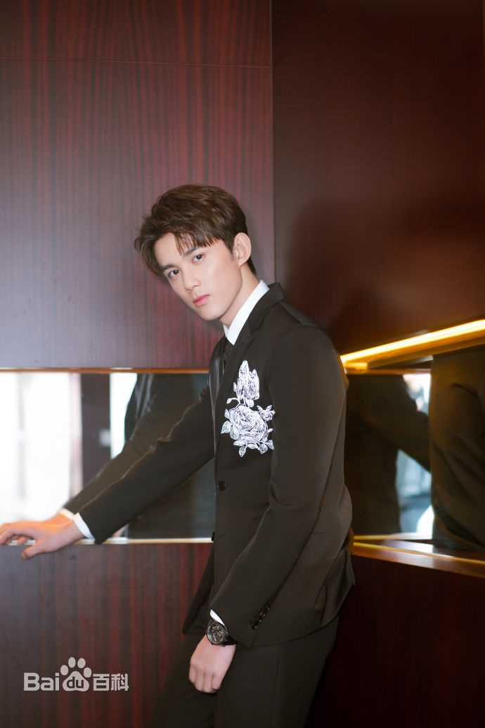 吴磊(Leo)腾讯视频星光大赏Doki年度大势艺人前后照片