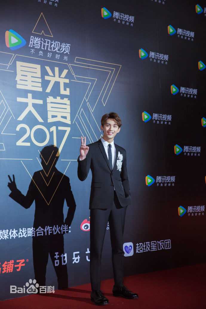 吴磊(Leo)腾讯视频星光大赏Doki年度大势艺人前后照片