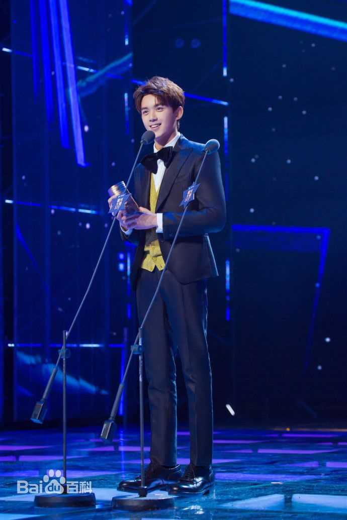 吴磊(Leo)腾讯视频星光大赏Doki年度大势艺人前后照片