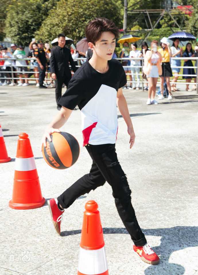 吴磊(Leo)出席代言品牌活动图片图集