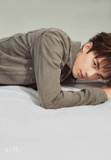 最新吴磊(Leo)在《精品购物指南》中的壁纸