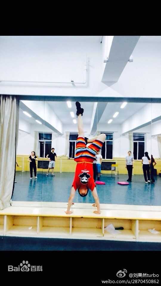 刘昊然生活照壁纸壁纸