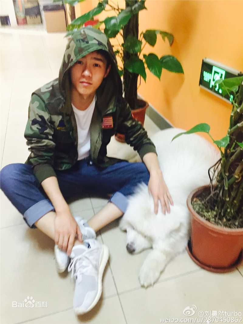 刘昊然生活照壁纸壁纸