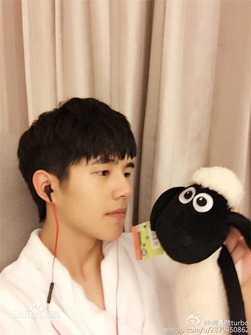 刘昊然生活照壁纸壁纸