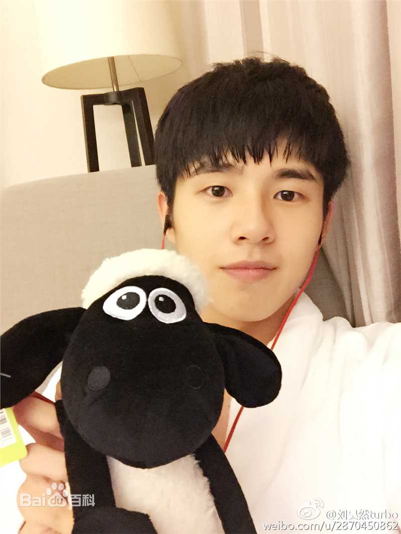 刘昊然生活照壁纸壁纸