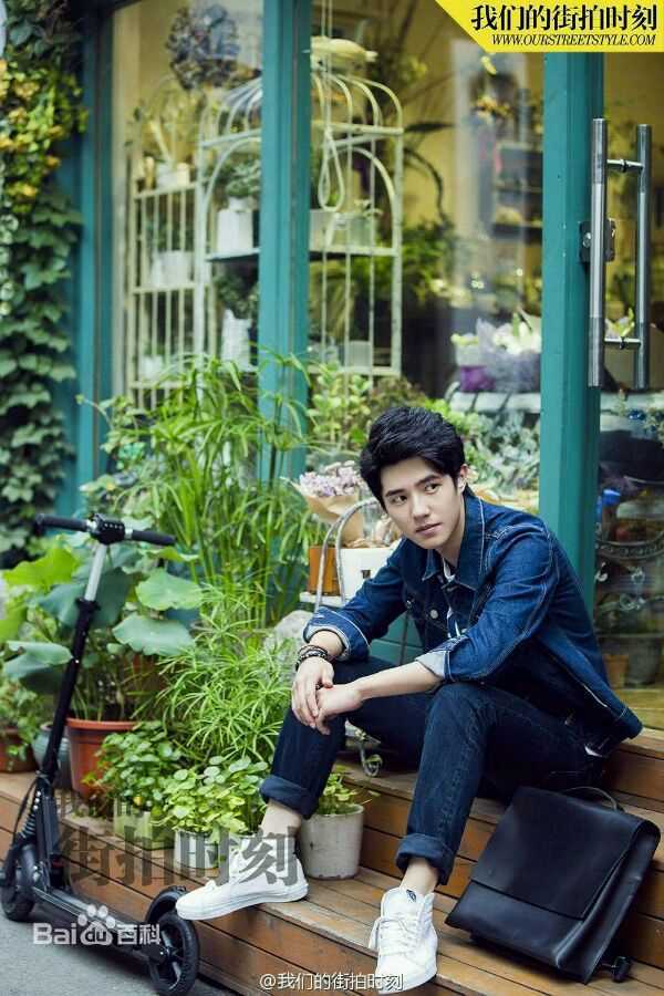 刘昊然街拍时刻生活照