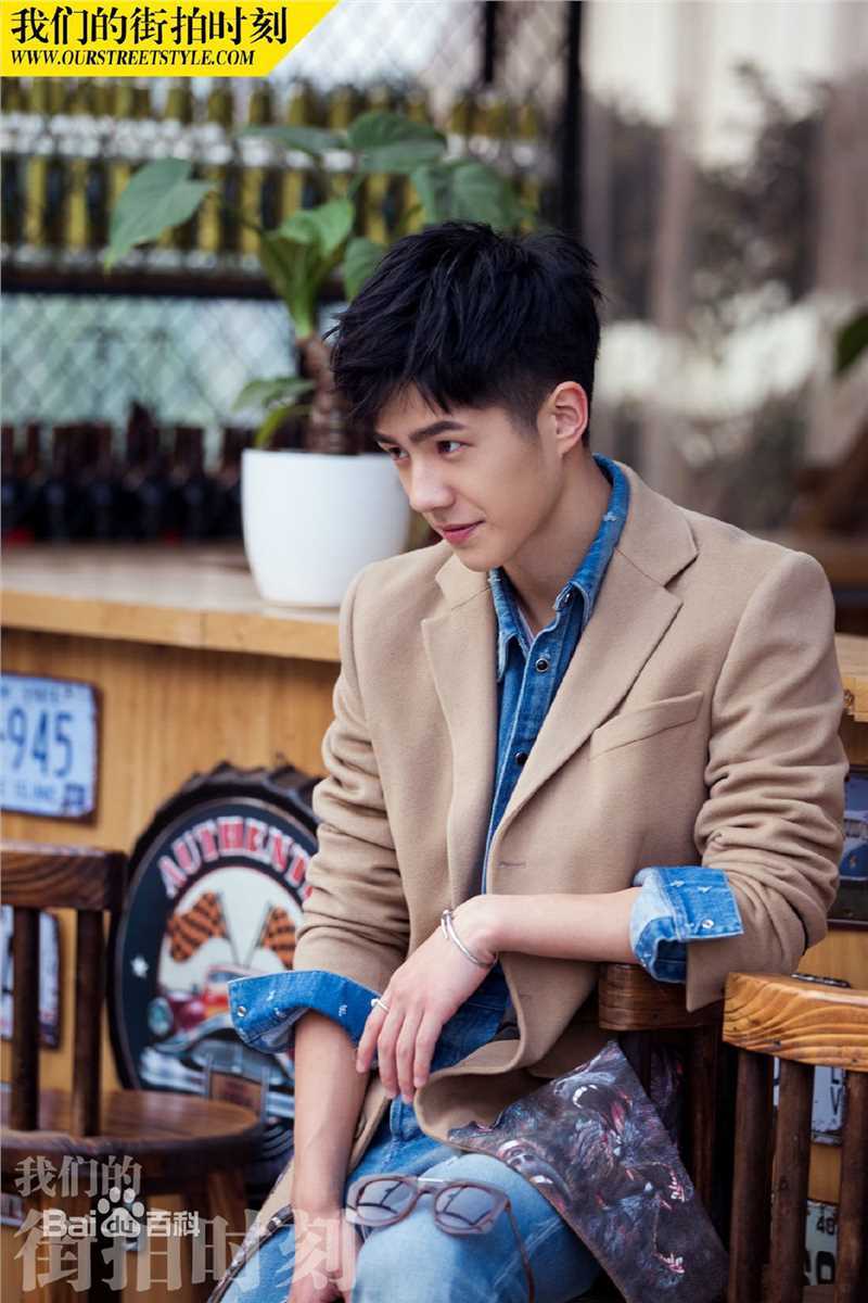 刘昊然街拍时刻生活照
