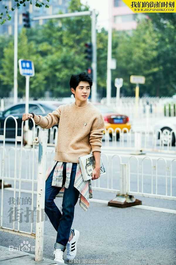 刘昊然街拍时刻生活照