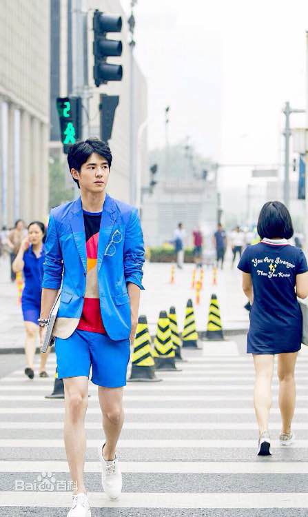 刘昊然街拍时刻生活照