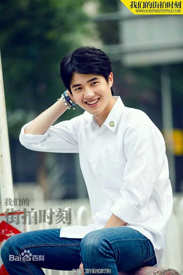 刘昊然街拍时刻生活照