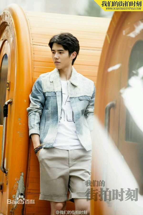 刘昊然街拍时刻生活照