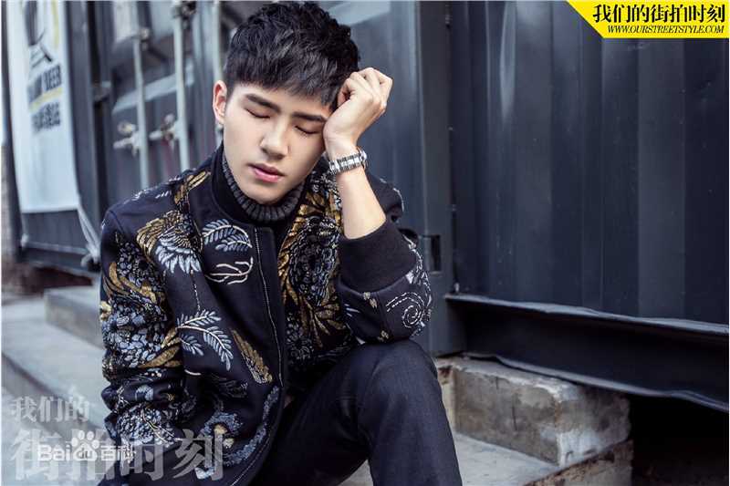 刘昊然街拍时刻生活照