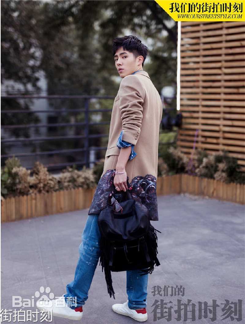 刘昊然街拍时刻生活照