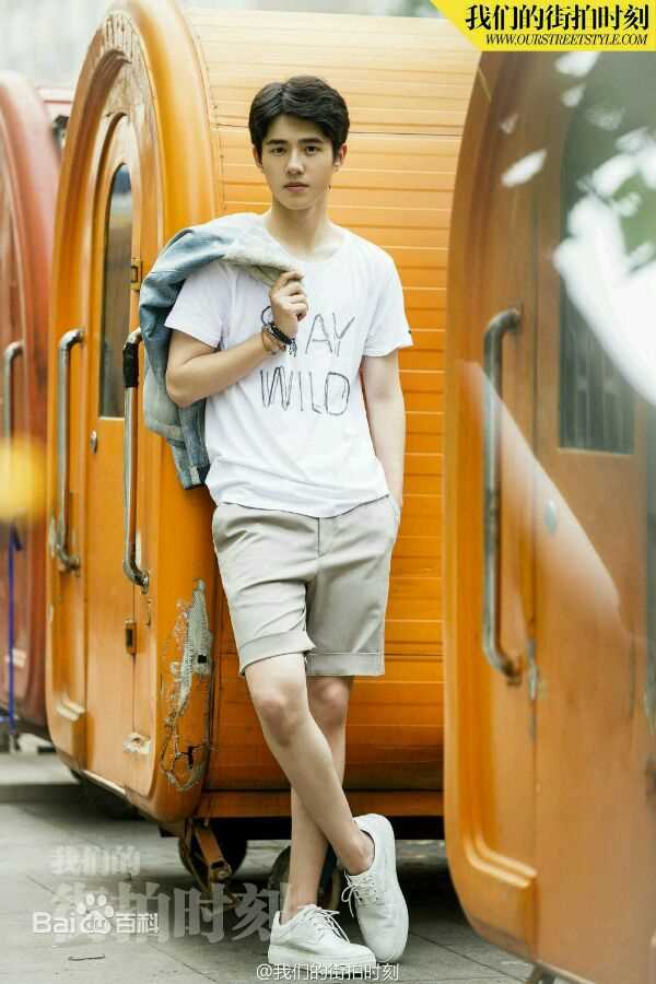 刘昊然街拍时刻生活照