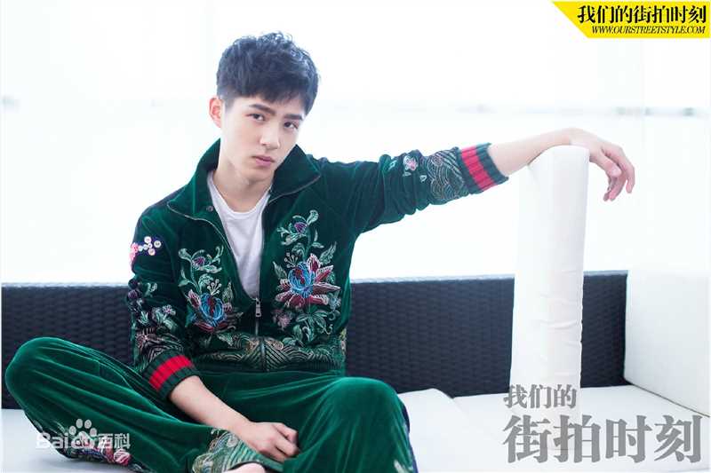 刘昊然街拍时刻生活照