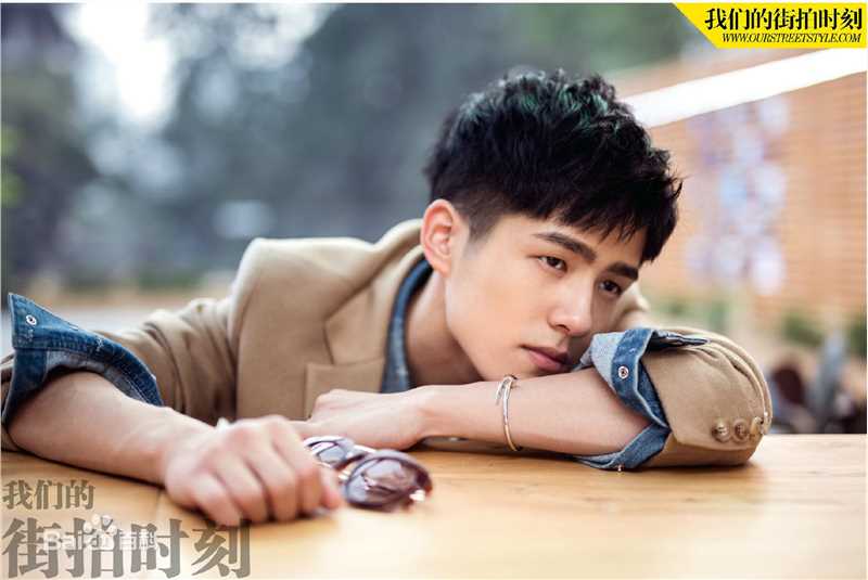 刘昊然街拍时刻生活照