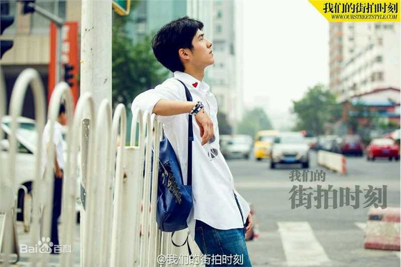 刘昊然街拍时刻生活照