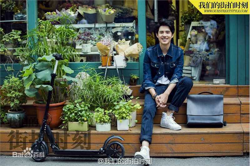 刘昊然街拍时刻生活照