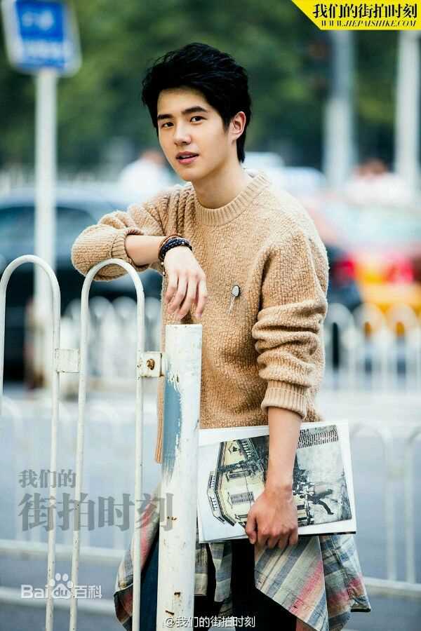 刘昊然街拍时刻生活照