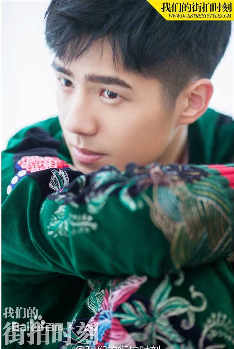 刘昊然街拍时刻生活照