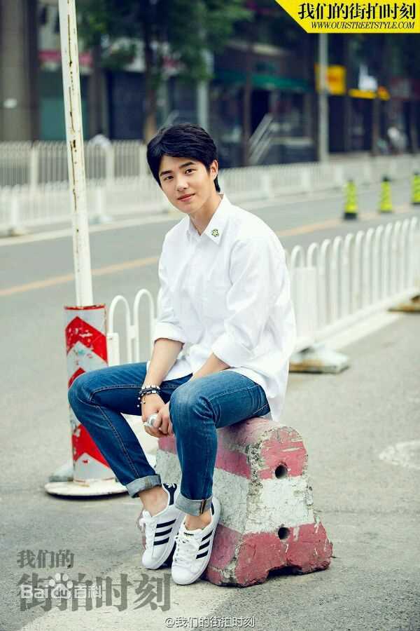 刘昊然街拍时刻生活照