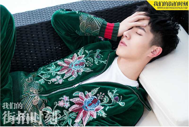 刘昊然街拍时刻生活照